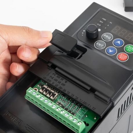 Variateur de vitesse mono/tri pour moteur triphasé 2,2kW 3CV 220/380V 4A IP20 - Sortie 220V